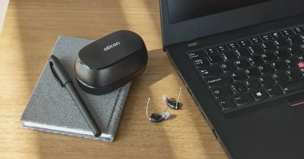 オーティコン補聴器とケース、パソコン