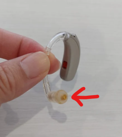 音の出口に汚れが詰まってしまって、音がでなくなった補聴器の写真